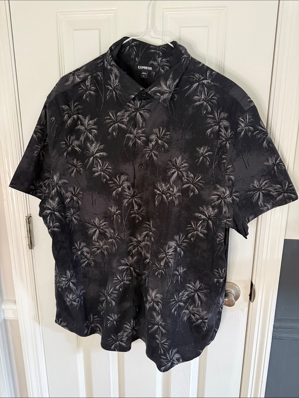 Express Black Palm-Print Short Sleeve Button-Up Shirt 37